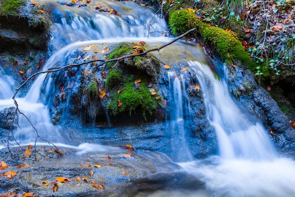 Primo piano cascata d'acqua su un fiume di montagna — Foto Stock