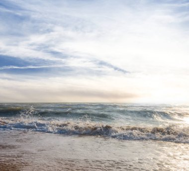 kumlu Karadeniz kıyısında güneşli gün
