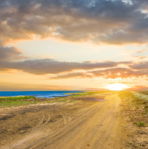 Piccola costa lacustre al tramonto — Foto Stock