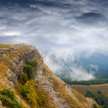Dağı yamacında bir fırtına öncesi