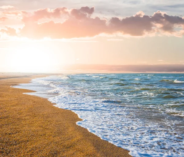 Napnyugtakor a tenger partján — Stock Fotó