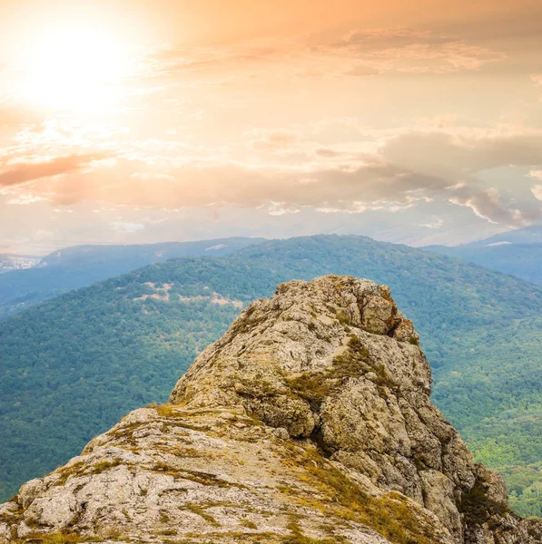 Topo de montagem em um fundo por do sol — Fotografia de Stock