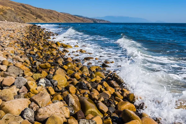 波で岩が多い海岸 — ストック写真