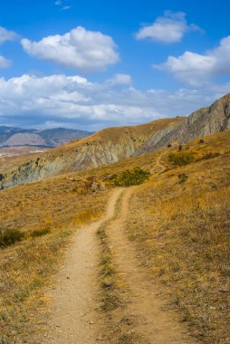 Yaz sahne yolu üzerinden dağ yamacı