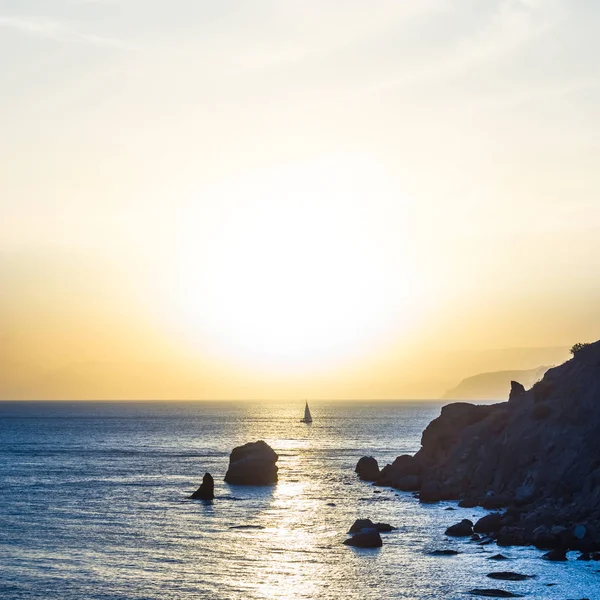 Zee kust silhouet per de zonsondergang — Stockfoto