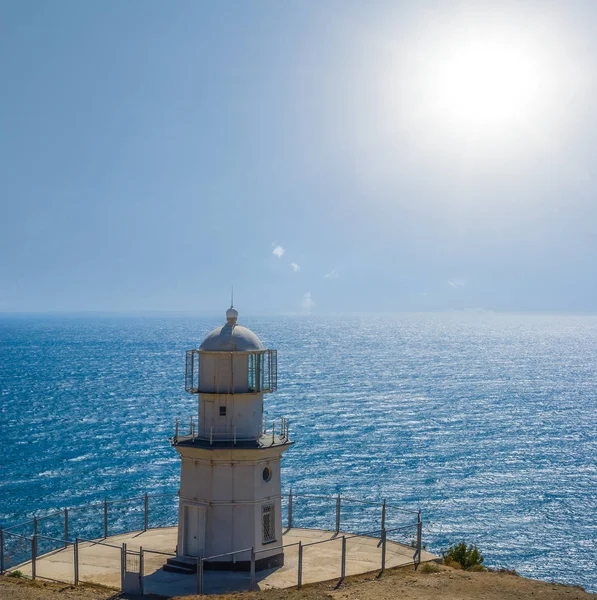 Phare blanc sur une cape marine — Photo