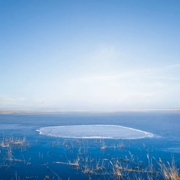 Frühling schmelzende Seenlandschaft — Stockfoto