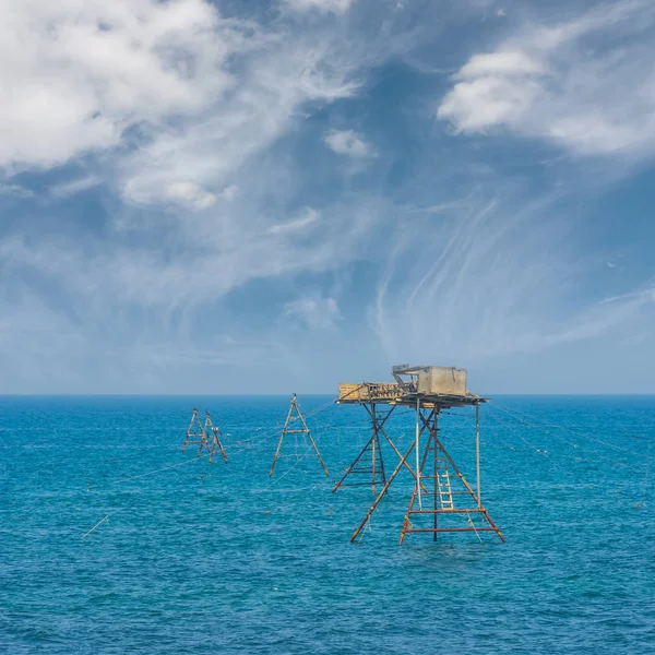Башня рыбака среди синего моря — стоковое фото