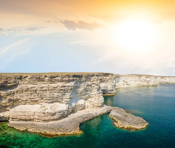 Kayalık deniz günbatımı defne — Stok fotoğraf