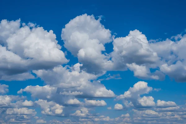 Yoğun bulutlu gökyüzü arka plan — Stok fotoğraf