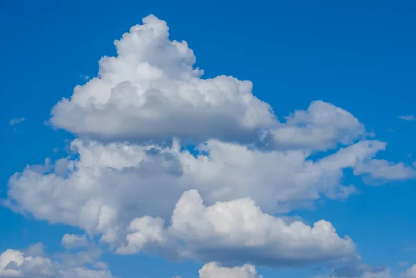 Indah langit biru berawan latar belakang — Stok Foto