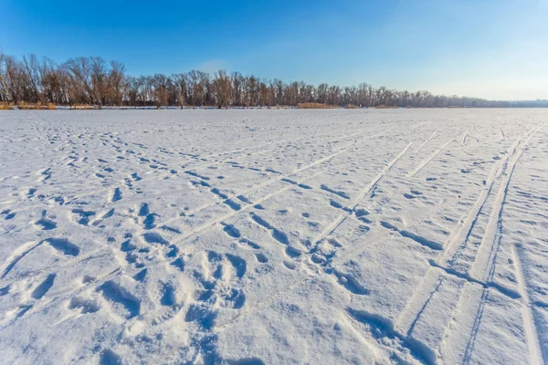 冬天结冰的河在雪里 — 图库照片