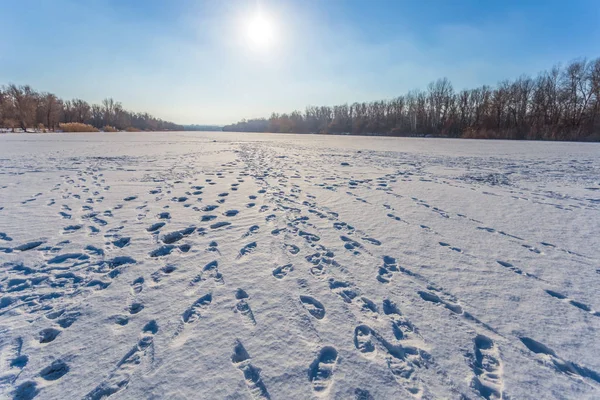 Fiume ghiacciato invernale sotto un sole scintillante — Foto Stock