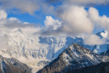 yoğun bulutlar içinde donmuş kaya