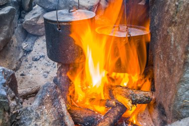 Tre seyahat akşam yemeği hazırlanıyor