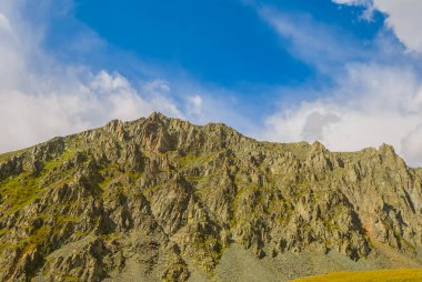 dağ sırtı mavi gökyüzü arka plan üzerinde