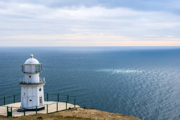 Phare blanc sur une cape marine — Photo