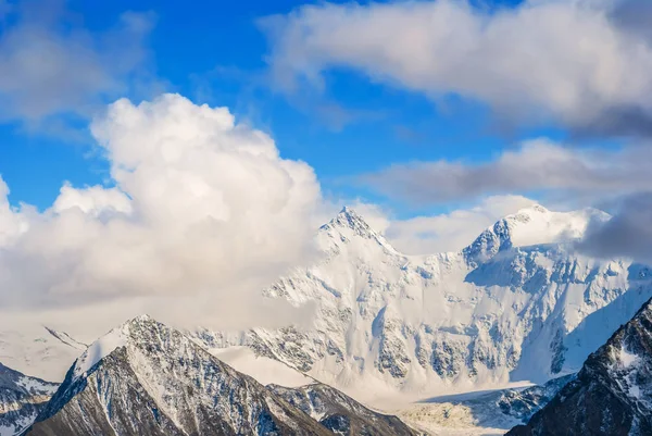 Majestätiska berg i en täta moln — Stockfoto