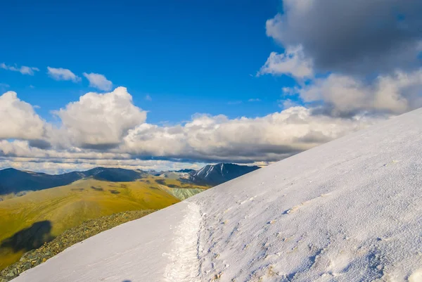 Nevado monte pasar escena — Foto de Stock