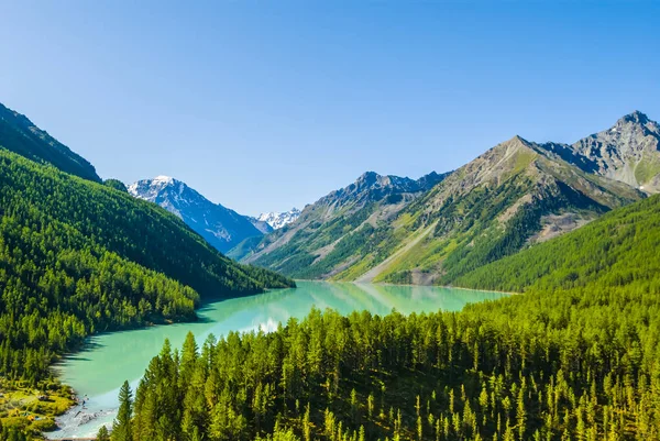 Emerald lake i en Bergdal — Stockfoto
