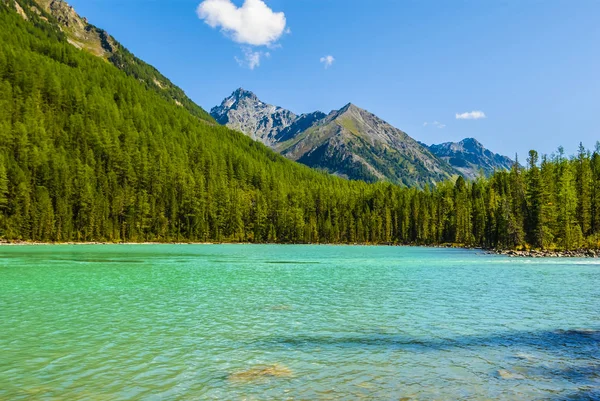 Bellissimo lago di smeraldo in una valle di montagna — Foto Stock