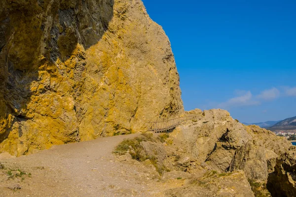 Modo turistico intorno a un monte — Foto Stock