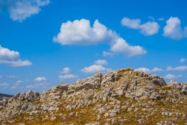 bir bulutlu gökyüzü arka plan üstünde küçük tepe tepe