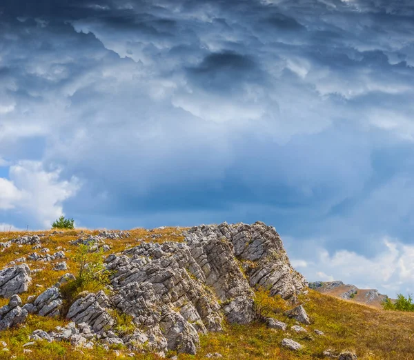 Dağ sırtı bir bulutlar altında — Stok fotoğraf