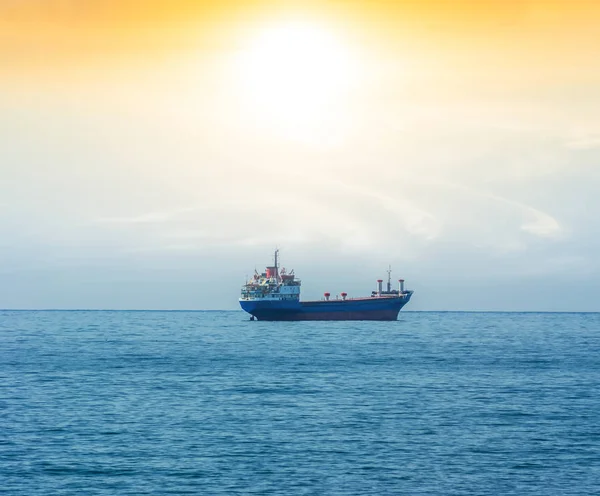 Kabotaj gemisi günbatımında bir denizde — Stok fotoğraf