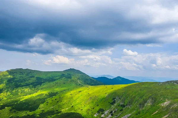 Groene berg aan de bewolkte dag — Stockfoto