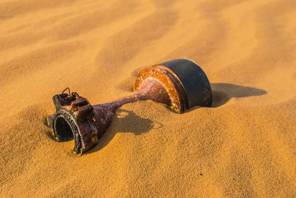 Vecchio bom arrugginito in un deserto — Foto Stock