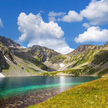 güzel yaz dağ sahne zümrüt Gölü kase bir Yeşil Vadi