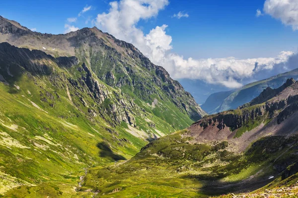 Güzel yeşil dağ Vadisi, Kafkasya, Rusya Federasyonu — Stok fotoğraf