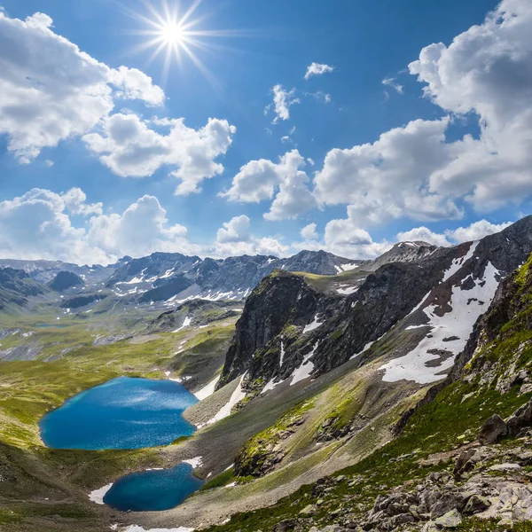 Lembah pegunungan hijau dengan danau kecil, kaukasus, russia, arkhyz — Stok Foto
