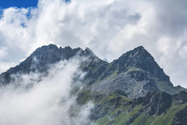 Monte la cima en una densa nube —  Fotos de Stock