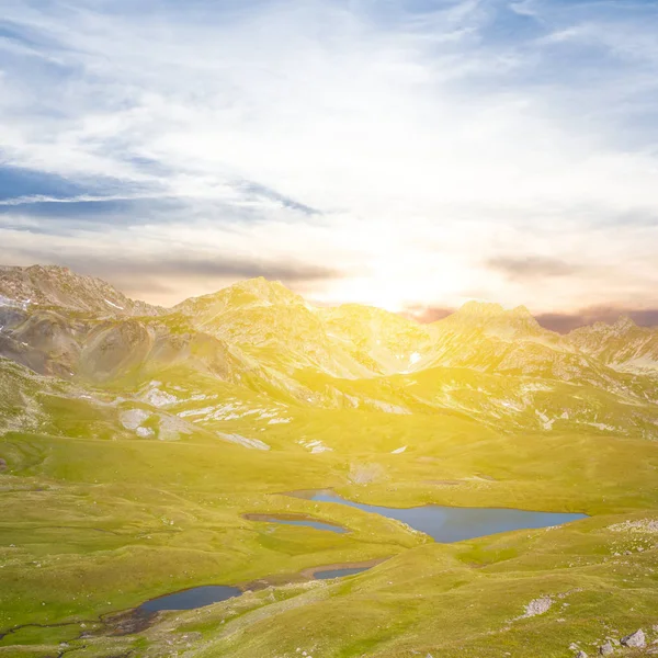 Grünes Gebirgstal bei Sonnenuntergang — Stockfoto