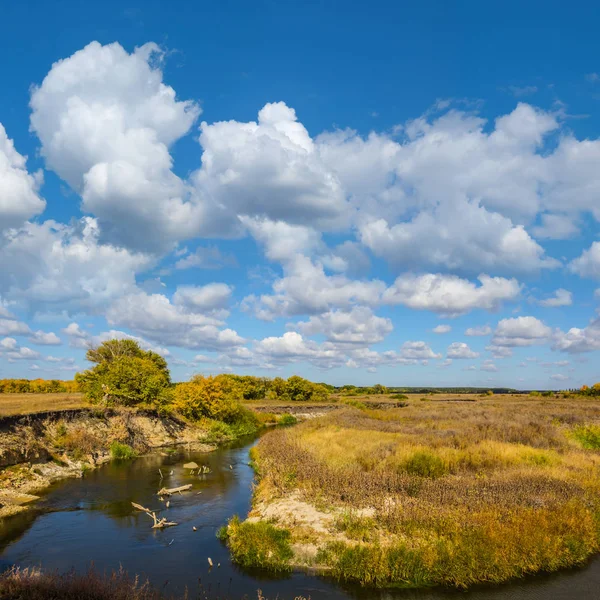 Quiet rural river under a cloudy sky — Stock Photo, Image