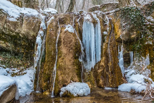 Замерзший водопад на горной реке — стоковое фото