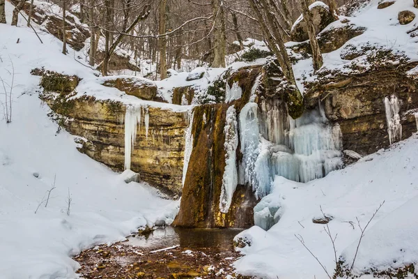 Fryst berg vattenfall i en is — Stockfoto