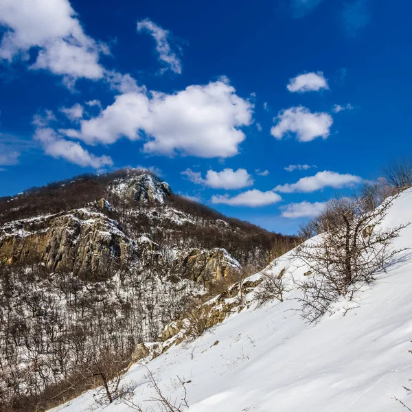 Invierno nevado montañas bajo un cielo azul — Foto de Stock