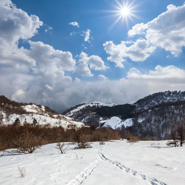 Schneebedecktes Winter-Gebirgstal — Stockfoto