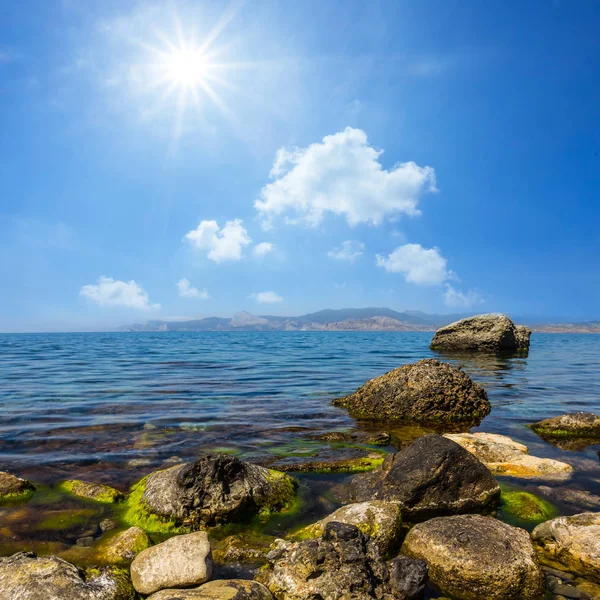 Bir ışıltı güneş altında taşlı Yalı — Stok fotoğraf