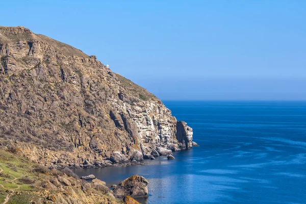 Zee van de rotsachtige kaap landschap — Stockfoto