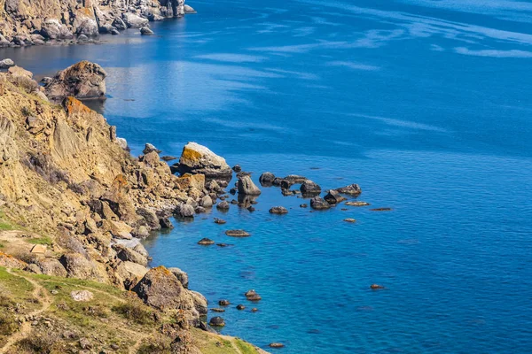 Closeup zomer rotsachtige zee baai — Stockfoto