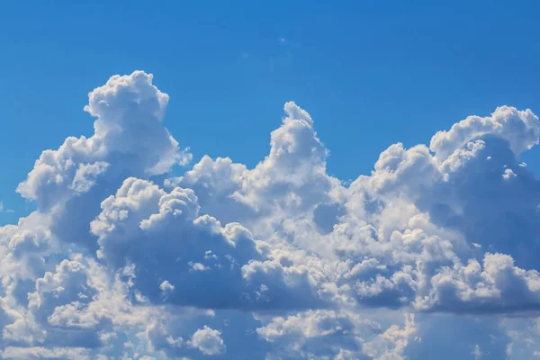 Dlue céu com nuvens densas fundo — Fotografia de Stock