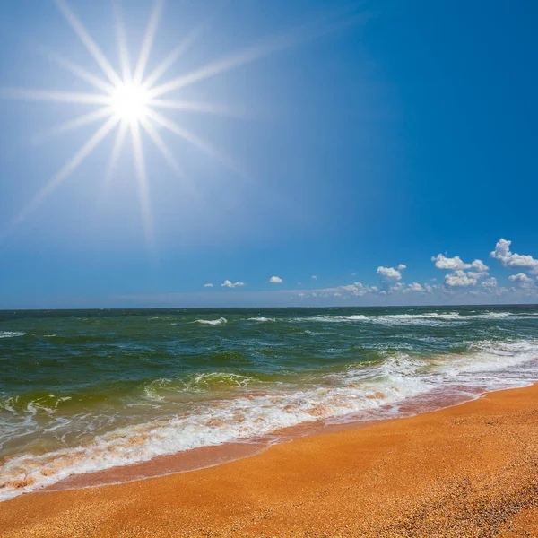 Costa do mar no dia quente de verão — Fotografia de Stock