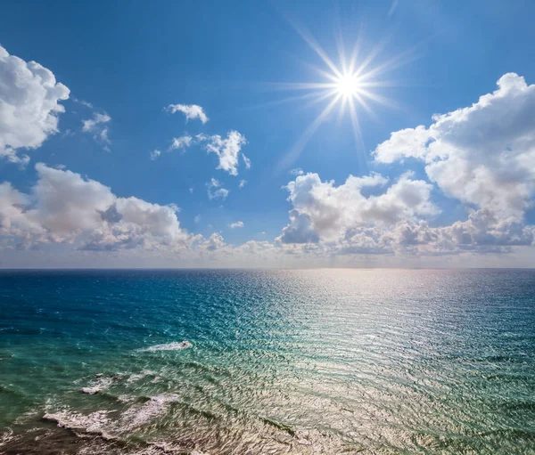 Heißer Sommer smaragdgrüne Meereslandschaft — Stockfoto