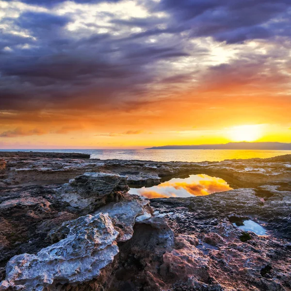 Ruhige Meeresküste bei Sonnenuntergang — Stockfoto