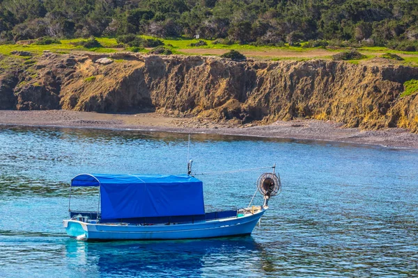 Piccola barca da pesca vicino a una costa di mare — Foto Stock
