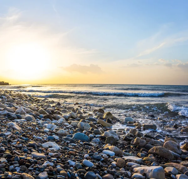 Скалистый морской пляж ранним утром — стоковое фото